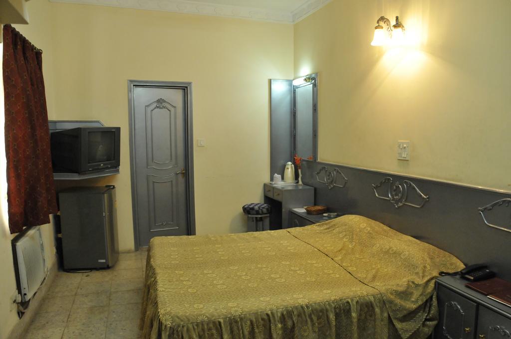 Hotel Heera Kolkata Phòng bức ảnh